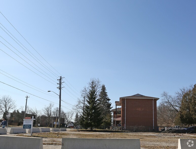 324 Speedvale Ave E, Guelph, ON à louer - Photo du bâtiment - Image 2 de 3