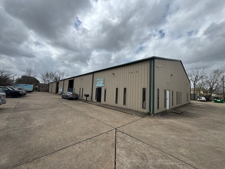 4920 Pinemont Dr, Houston, TX à vendre - Photo du bâtiment - Image 2 de 15