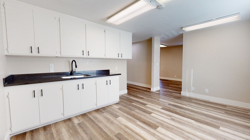 1300 West St, Redding, CA à louer - Photo intérieure - Image 2 de 28