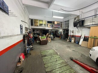 Plus de détails pour Multi-résidentiel à vendre