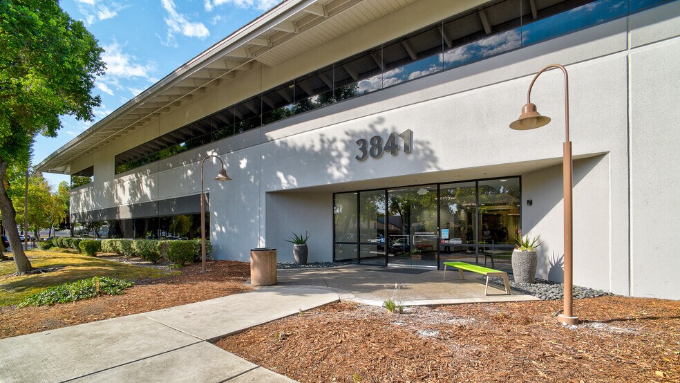 3841 N Freeway Blvd, Sacramento, CA à louer - Photo du bâtiment - Image 3 de 6