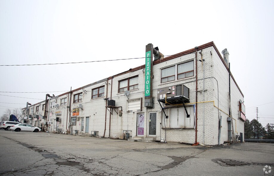 7040-7060 Airport Rd, Mississauga, ON à vendre - Photo du bâtiment - Image 2 de 2
