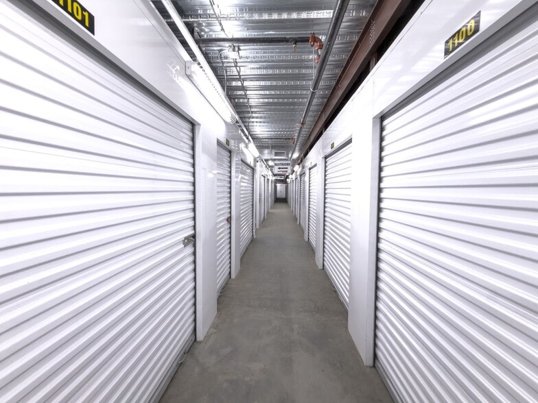 US Storage Centers 2 Portfolio portefeuille de 2 propriétés à vendre sur LoopNet.ca - Photo du bâtiment - Image 2 de 20