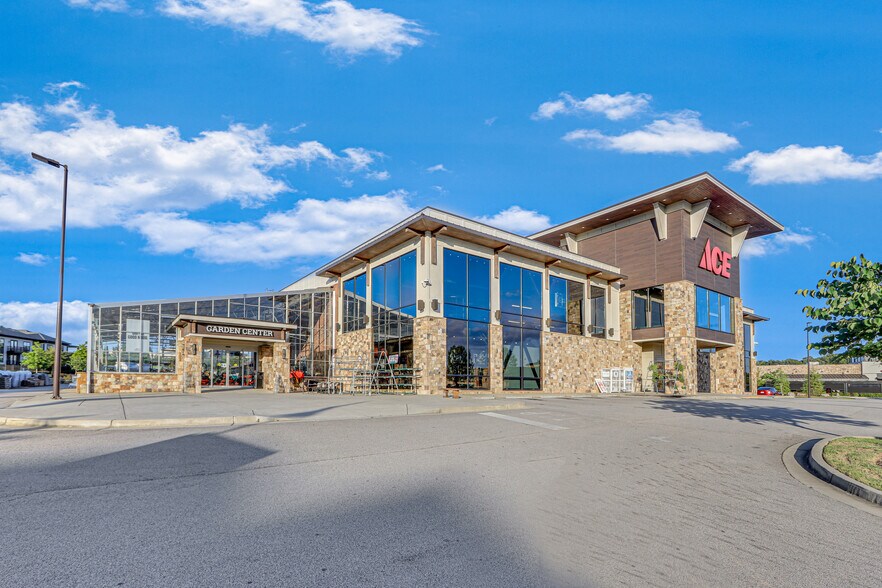 1963 Jesse Jewell Pkwy NE, Gainesville, GA à vendre - Photo du bâtiment - Image 2 de 18