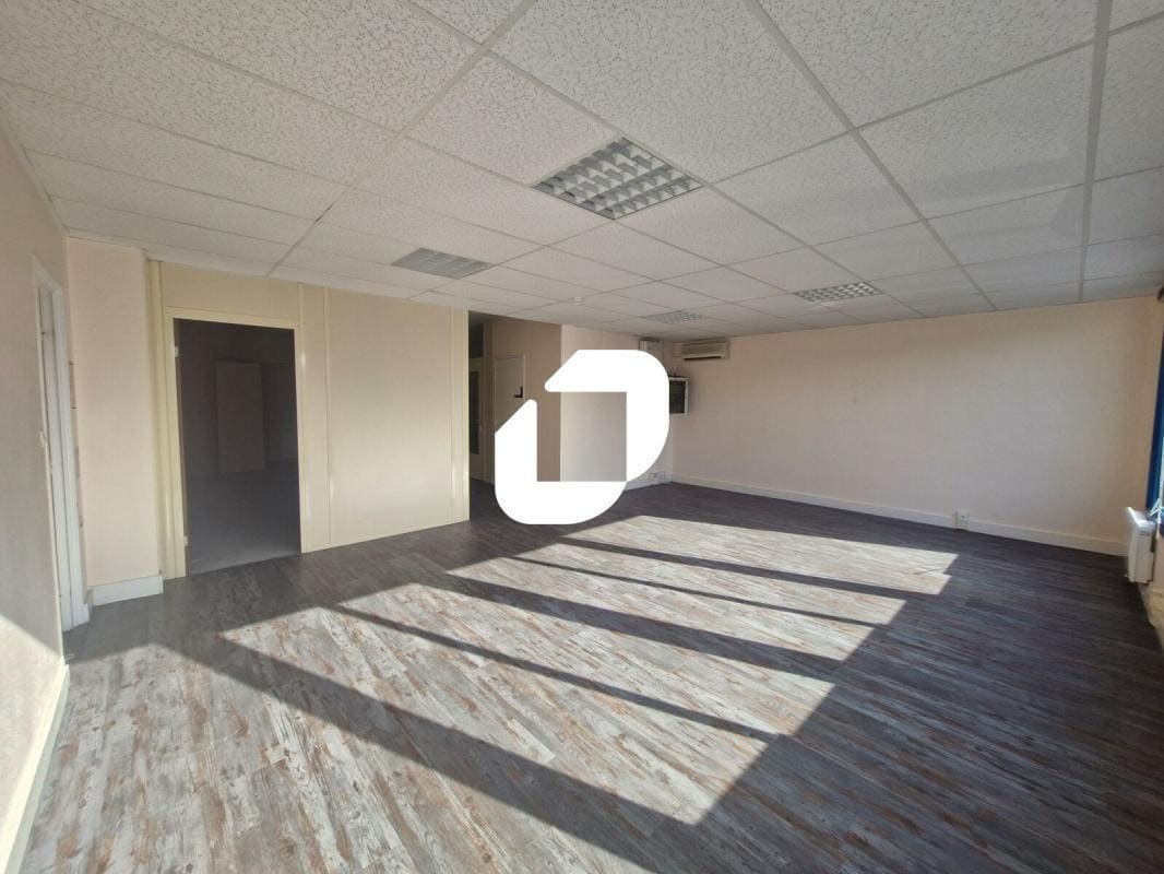 Office in Croissy-Beaubourg for sale Interior Photo- Image 1 of 8
