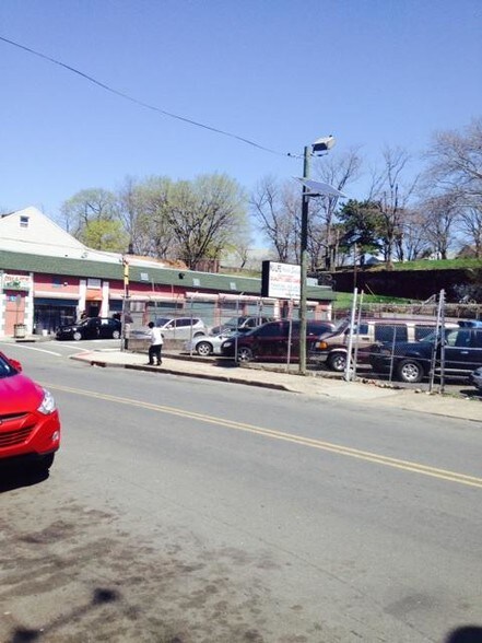 Nu life Auto Body LLC portefeuille de 2 propriétés à vendre sur LoopNet.ca - Photo du bâtiment - Image 2 de 2