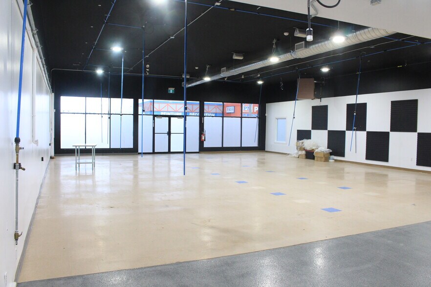 731 Boul Saint-Laurent E, Louiseville, QC for lease - Interior Photo - Image 2 of 15