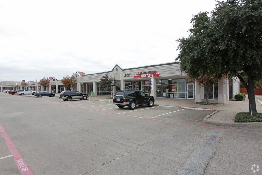 525-597 W Pioneer Pky, Grand Prairie, TX à louer - Photo du bâtiment - Image 3 de 17