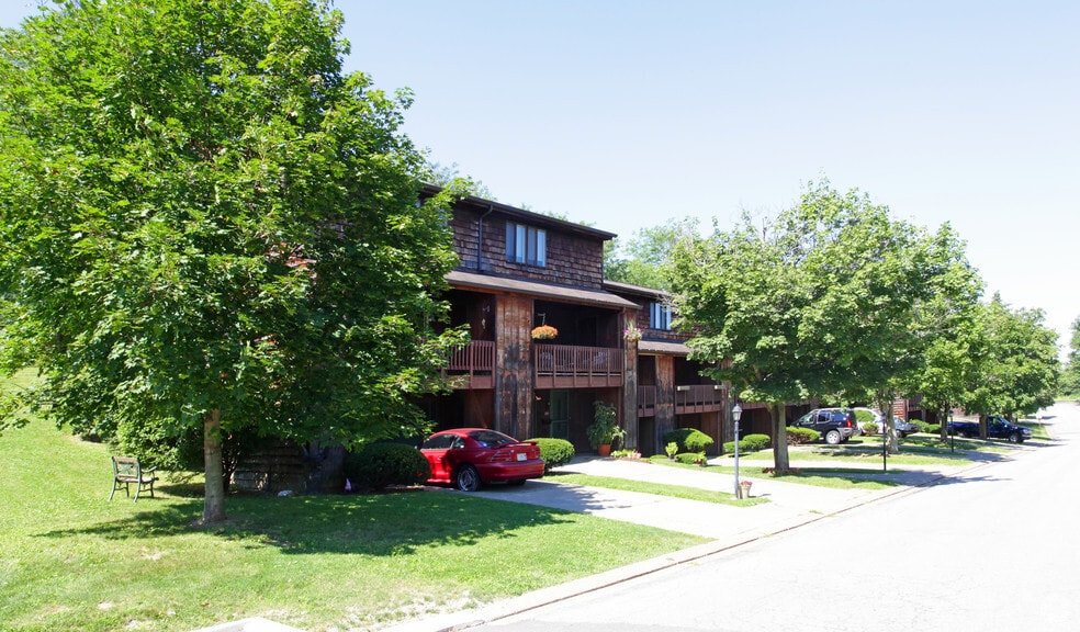 101-404 Cedar Hill Dr, McMurray, PA for sale - Primary Photo - Image 1 of 8