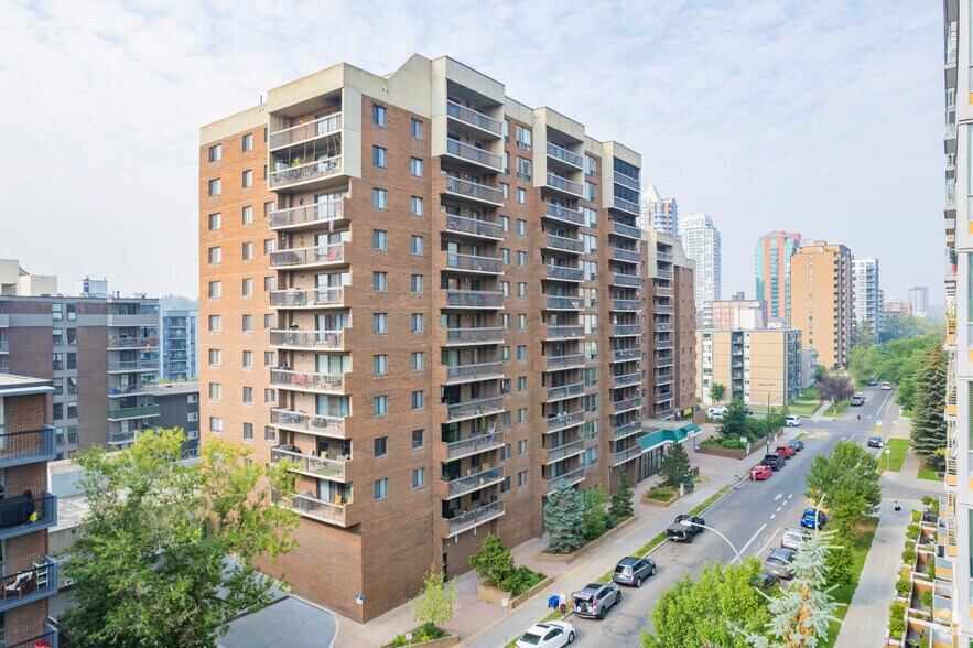 639 14th Ave SW, Calgary, AB à vendre - Photo principale - Image 1 de 1