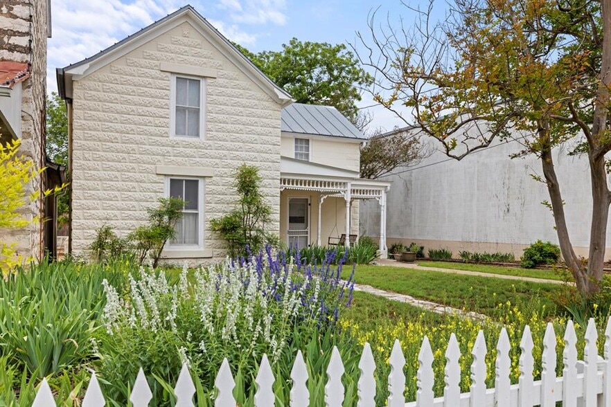 421 W Main St, Fredericksburg, TX à vendre - Photo du bâtiment - Image 2 de 16