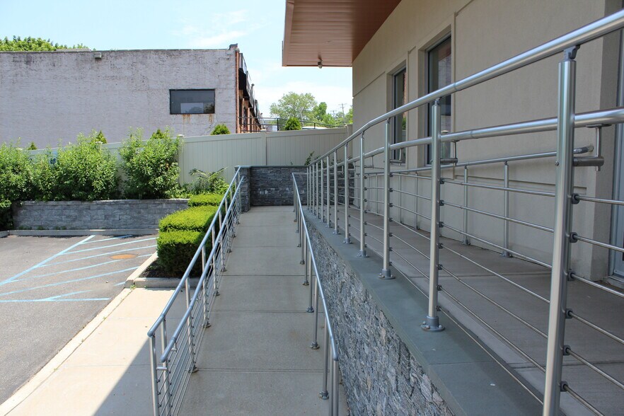 607 W Jericho Tpke, Huntington, NY à louer - Photo du bâtiment - Image 3 de 12
