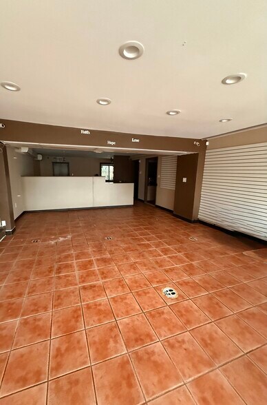 4564 Bell Blvd, Bayside, NY à louer - Photo intérieure - Image 3 de 7