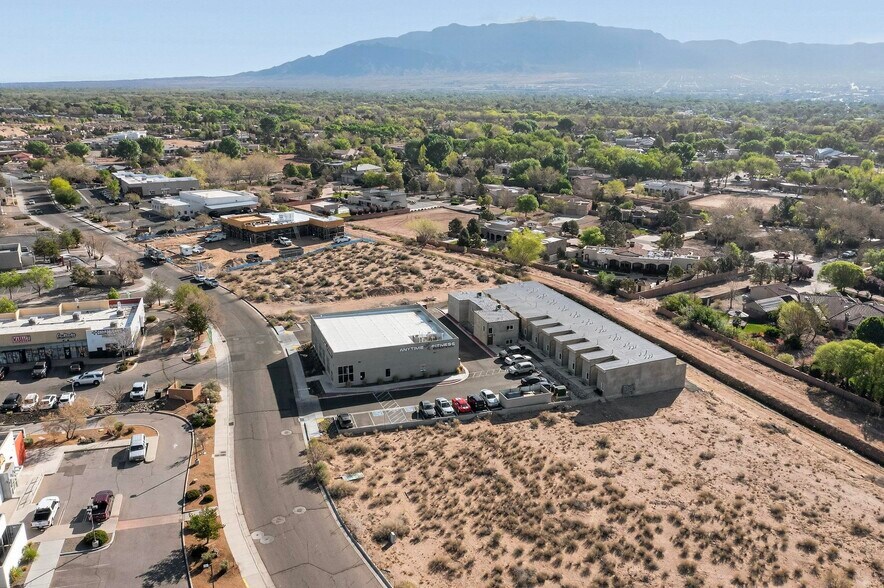 9368 Valley View Dr NW, Albuquerque, NM à vendre - Photo du bâtiment - Image 3 de 77