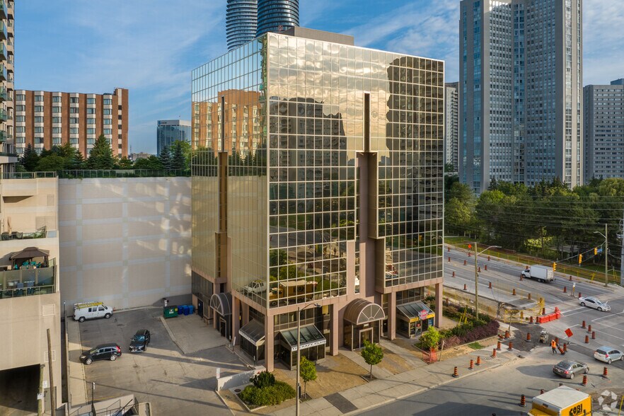 3660 Hurontario St, Mississauga, ON à louer - Photo du bâtiment - Image 2 de 9