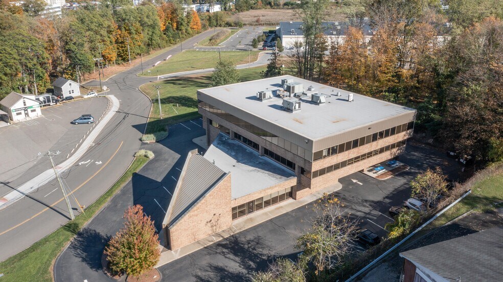 108 Mill Plain Rd, Danbury, CT à louer - Photo du bâtiment - Image 2 de 13