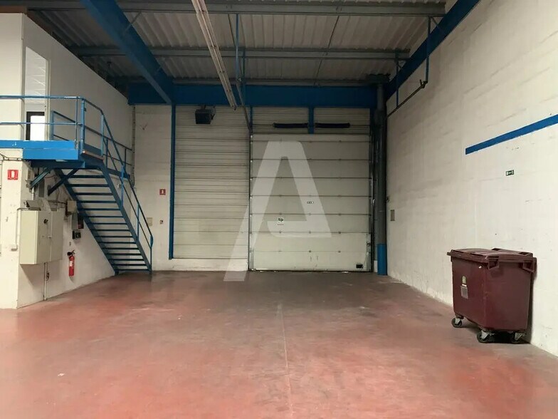 Flex in Noisiel for lease - Interior Photo - Image 1 of 3