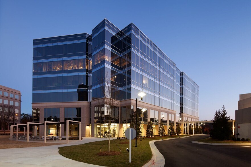 4131 Parklake Ave, Raleigh, NC à louer - Photo du bâtiment - Image 3 de 12