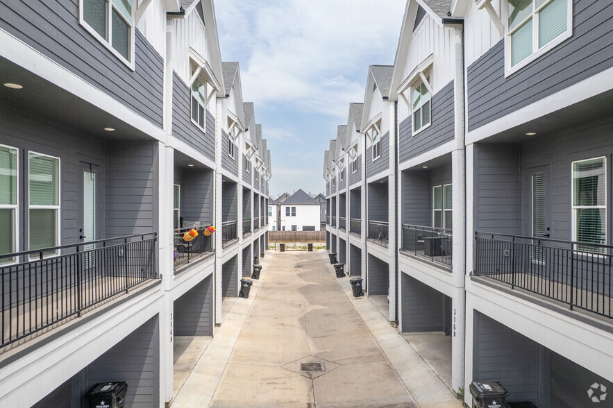 316 Thornton Rd, Houston, TX for sale - Building Photo - Image 2 of 15