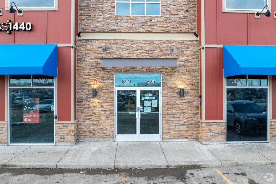 4 River Heights Dr, Cochrane, AB à louer - Photo du bâtiment - Image 3 de 17