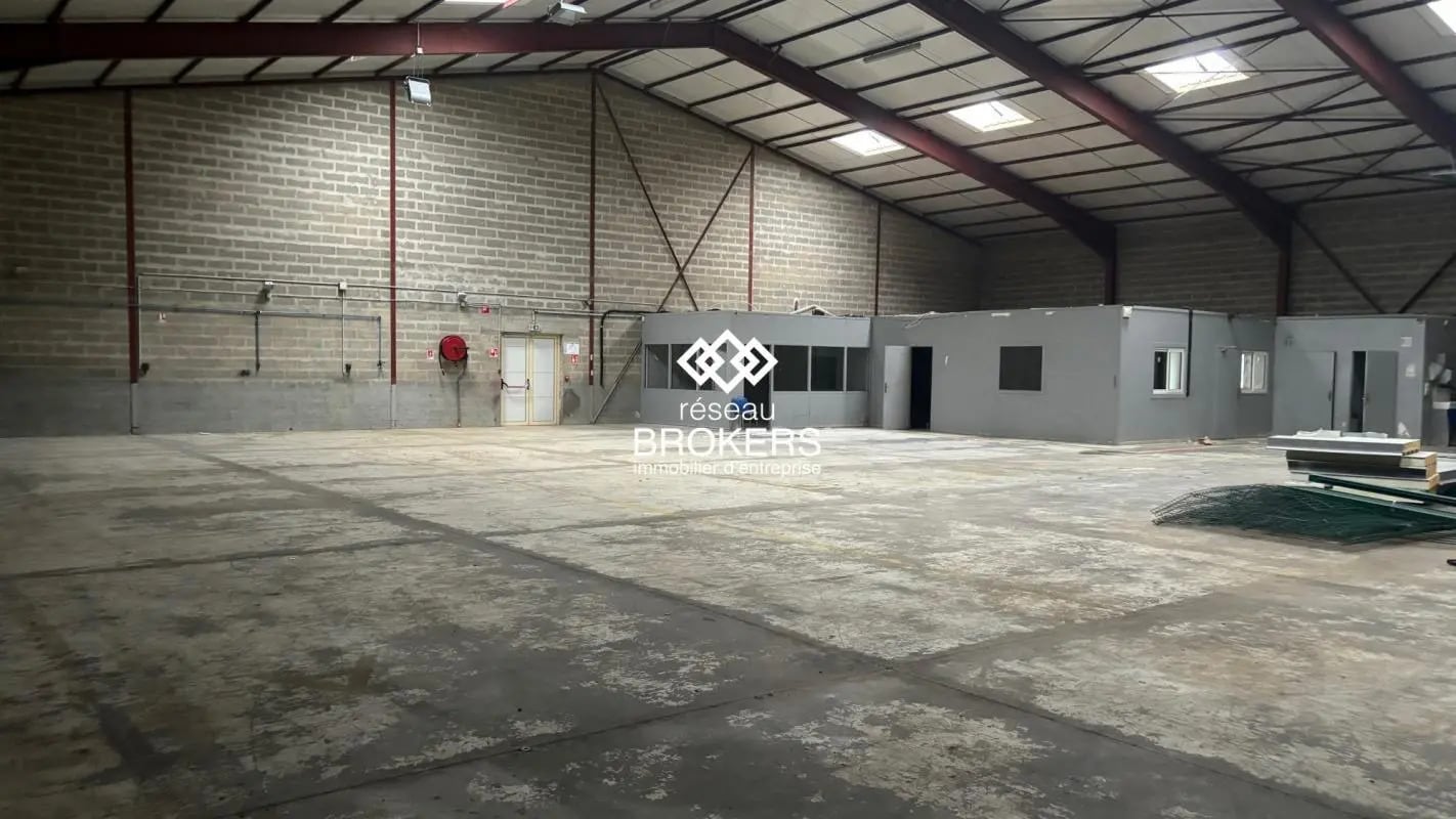 Flex in Coignières for lease Building Photo- Image 1 of 3