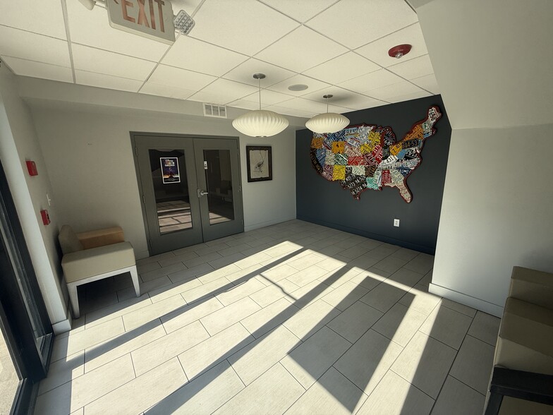 2215 Cheshire Bridge Rd NE, Atlanta, GA for sale - Interior Photo - Image 3 of 22