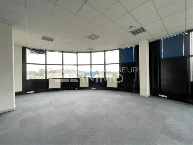 Office in Champigny-sur-Marne for lease - Interior Photo - Image 2 of 4