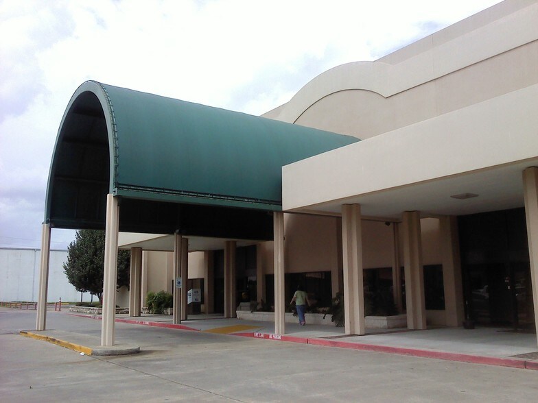 755 S 11th St, Beaumont, TX à louer - Photo du bâtiment - Image 3 de 8