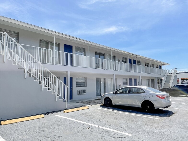 1947 Ricardo Ave, Fort Myers, FL for sale - Primary Photo - Image 1 of 17