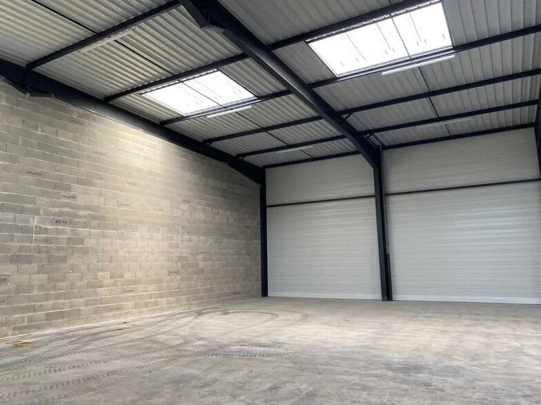 Flex in Saint-Priest for lease - Interior Photo - Image 2 of 7