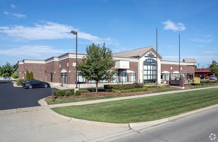 30801 Schoenherr Rd, Warren, MI à louer - Photo du bâtiment - Image 1 de 6
