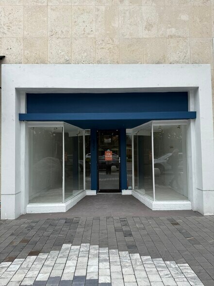 330-336 Miracle Mile, Miami, FL à louer - Photo du bâtiment - Image 3 de 8