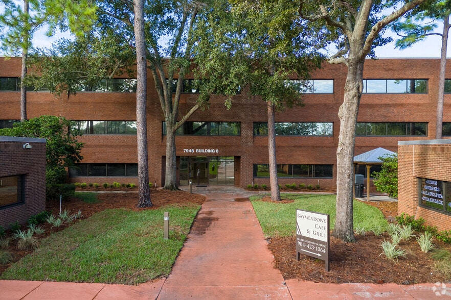 7960 Baymeadows Way, Jacksonville, FL à louer - Photo du bâtiment - Image 3 de 10