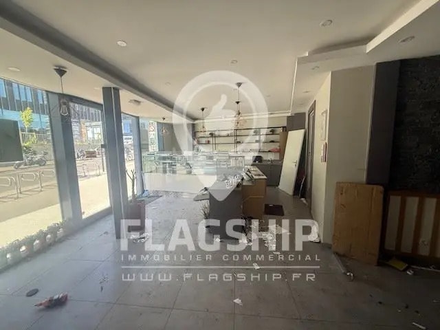 Retail in Paris for lease - Building Photo - Image 2 of 9