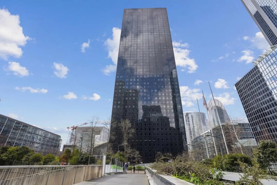 Office in Courbevoie for lease - Building Photo - Image 3 of 11