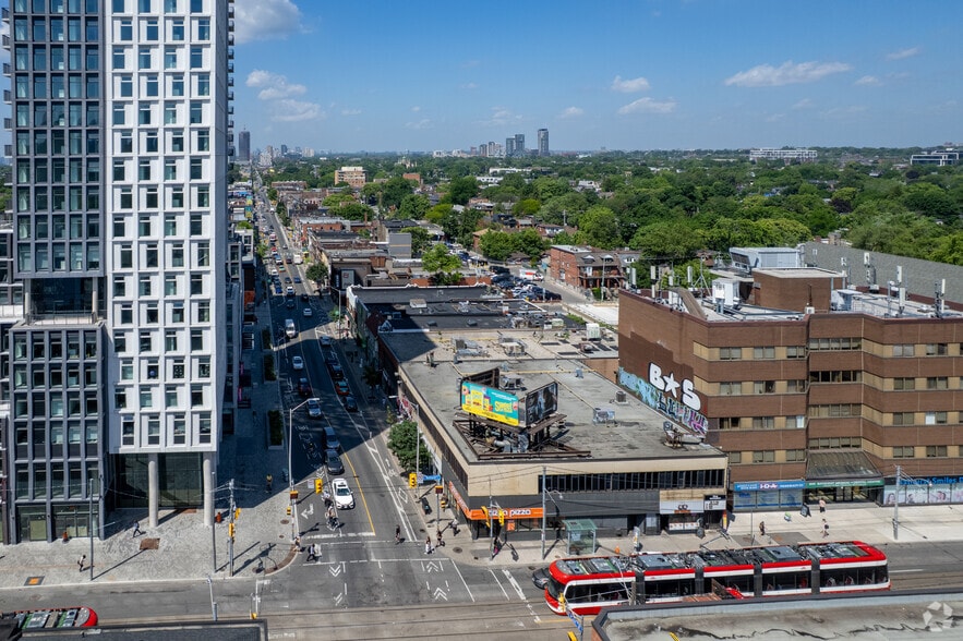 584 Bloor St W, Toronto, ON à louer - Aérien - Image 2 de 16