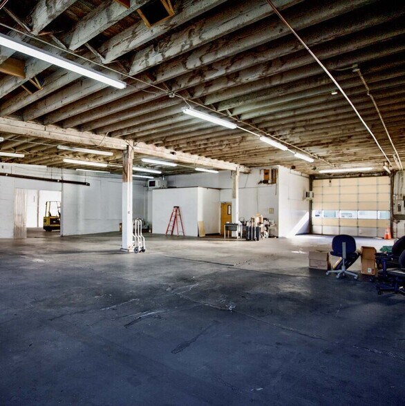 Three Building Industrial Complex portefeuille de 3 propriétés à vendre sur LoopNet.ca - Photo du bâtiment - Image 3 de 10