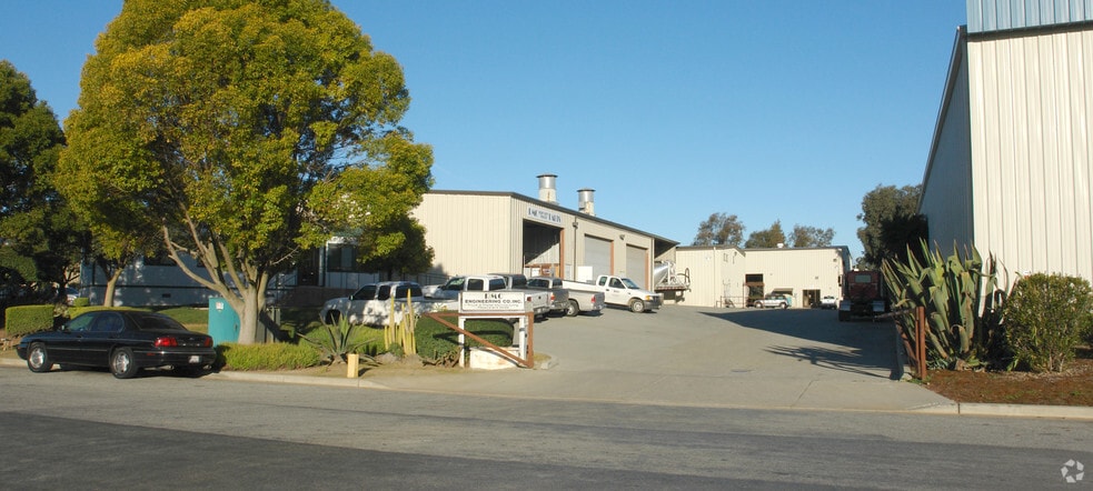 Large Equipment/Vehicle Paint & Repair F portfolio of 2 properties for sale on LoopNet.ca - Primary Photo - Image 1 of 1