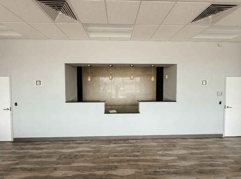 7701 W Hillsborough Ave, Tampa, FL for lease - Primary Photo - Image 1 of 8