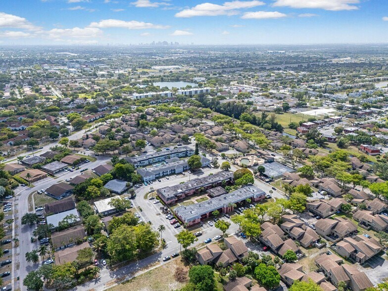 2221 NW 58th Ave, Lauderhill, FL à vendre - Photo du bâtiment - Image 2 de 40