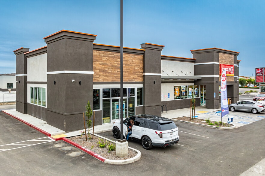 3426 N Dinuba Blvd, Visalia, CA for sale - Primary Photo - Image 1 of 18