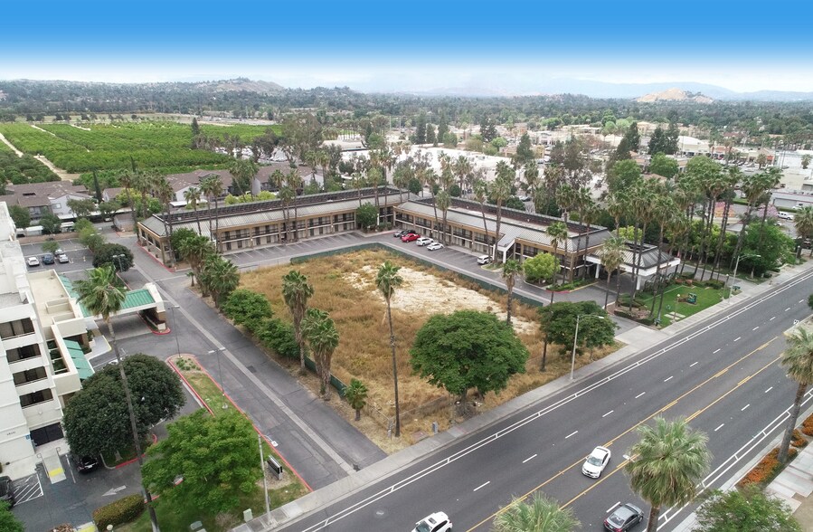 1550 University Ave, Riverside, CA à vendre - Photo du bâtiment - Image 2 de 22