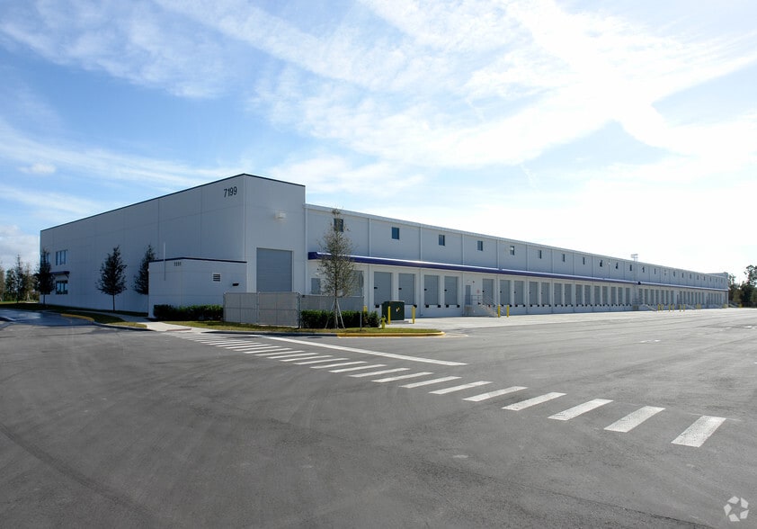 6843 S Conway Rd, Orlando, FL à louer - Photo du bâtiment - Image 3 de 4
