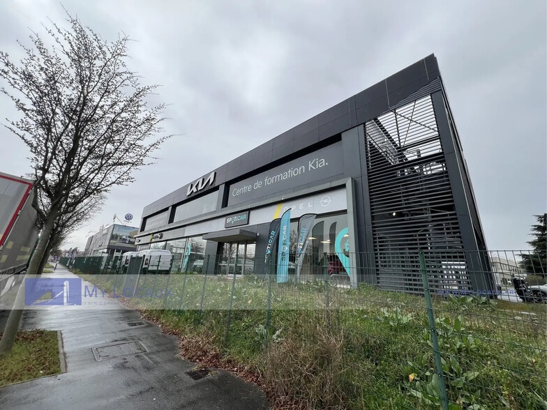 Flex in Nanterre for lease - Building Photo - Image 1 of 14