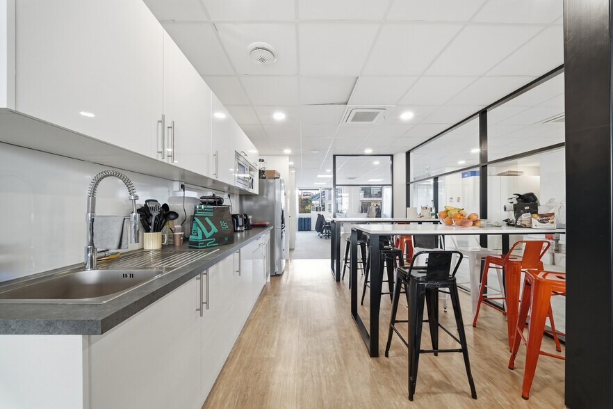 Office in Levallois-Perret for sale - Building Photo - Image 3 of 7