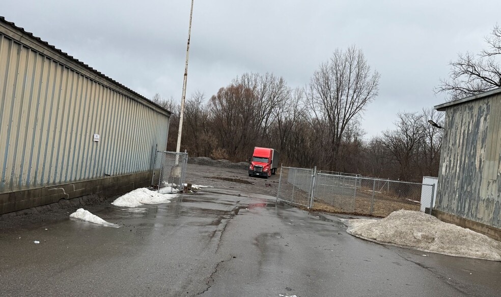 15-30 N Saginaw Rd Lapeer Industrial portfolio of 2 properties for sale on LoopNet.ca - Primary Photo - Image 2 of 2