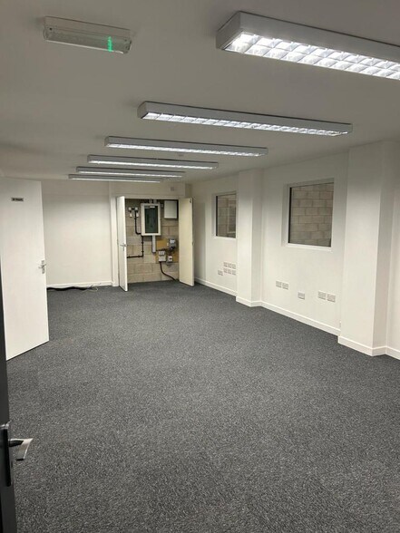 6-19 Ravenhead Rd, St Helens à louer - Photo du bâtiment - Image 3 de 10