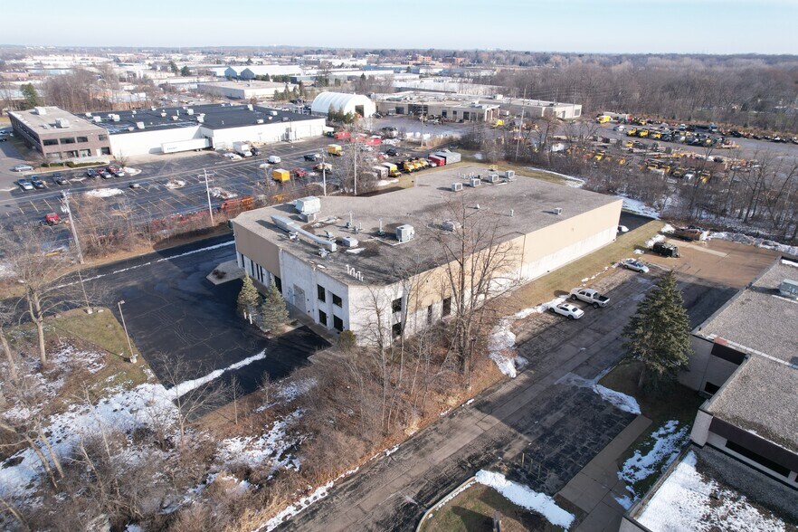 3100-3110 S 166th St, New Berlin, WI à vendre - Photo du bâtiment - Image 1 de 4