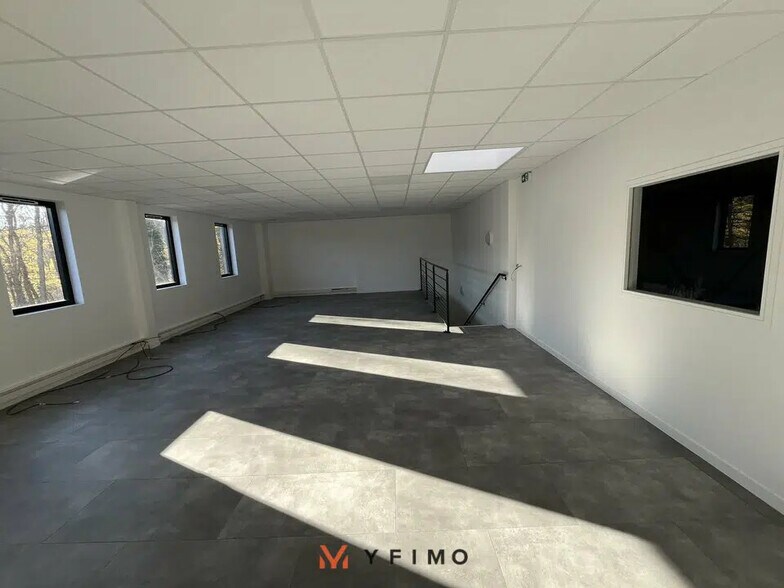 Flex in Les Mureaux for lease - Interior Photo - Image 2 of 5