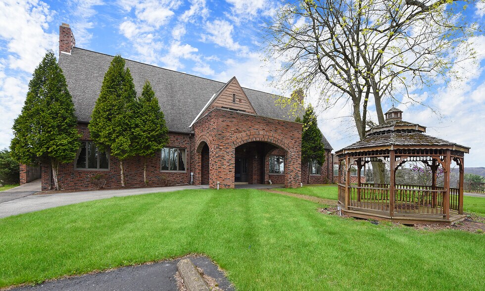 1300 Lane ave, Natrona Heights, PA à vendre - Photo du bâtiment - Image 3 de 48